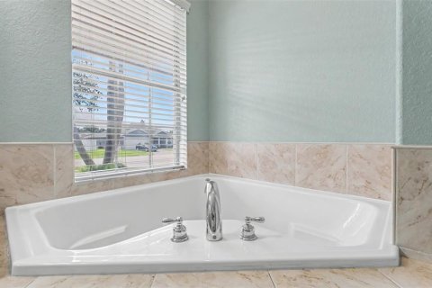 House in Auburndale, Florida 4 bedrooms, 174.19 sq.m. № 2347398 - photo 20