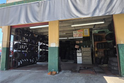 Commercial property in Sweetwater, Florida № 1868325 - photo 1