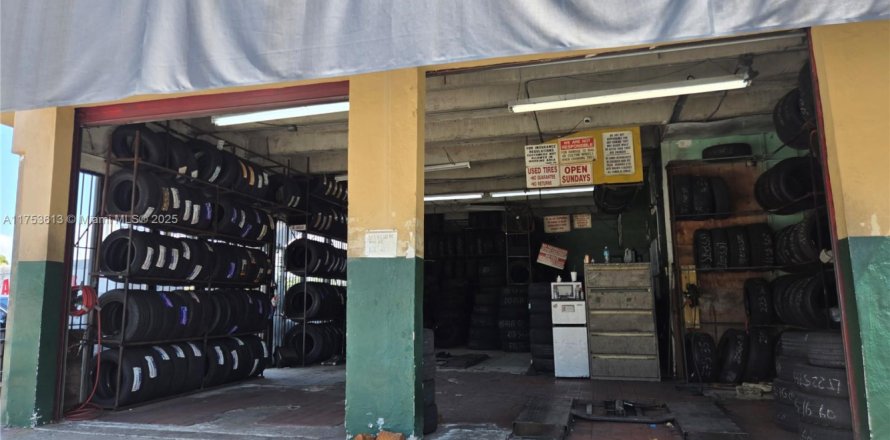 Commercial property in Sweetwater, Florida № 1868325