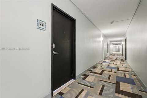 Condo in Miami Beach, Florida, 2 bedrooms  № 1836238 - photo 17