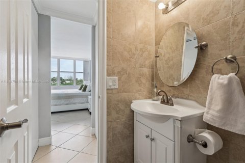 Condo in Miami Beach, Florida, 2 bedrooms  № 1836238 - photo 15