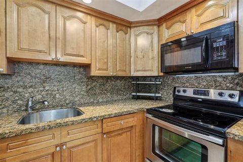Condo in Miami Beach, Florida, 2 bedrooms  № 1836238 - photo 28