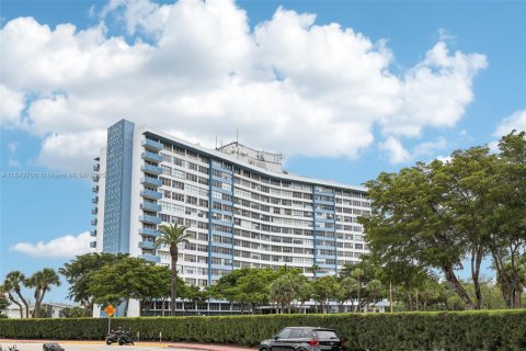 Condo in Miami Beach, Florida, 2 bedrooms  № 1836238 - photo 1