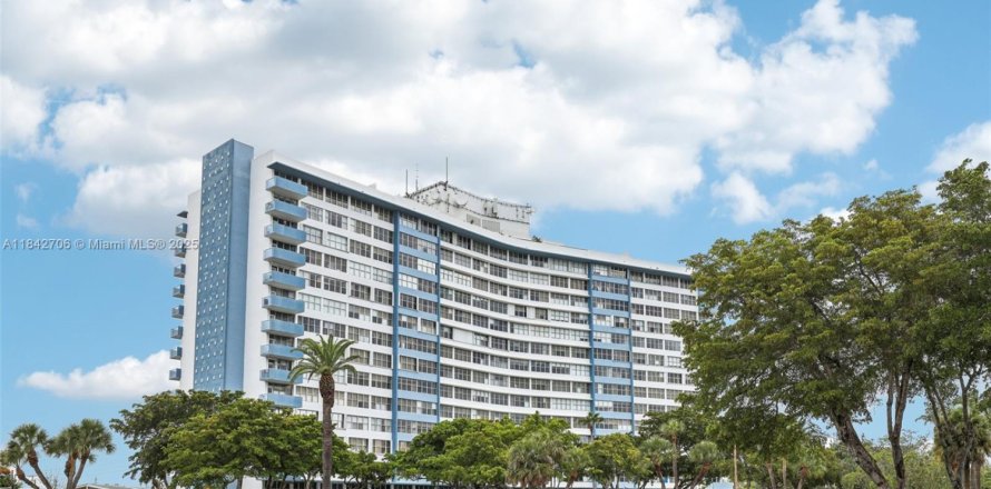 Condo in Miami Beach, Florida, 2 bedrooms  № 1836238