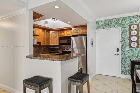 Condo in Miami Beach, Florida, 2 bedrooms  № 1836238 - photo 21