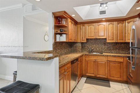 Condo in Miami Beach, Florida, 2 bedrooms  № 1836238 - photo 7