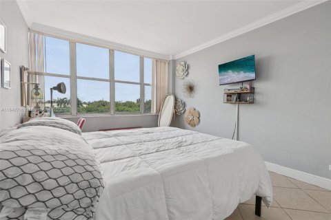 Condo in Miami Beach, Florida, 2 bedrooms  № 1836238 - photo 23