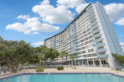 Condo in Miami Beach, Florida, 2 bedrooms  № 1836238 - photo 2