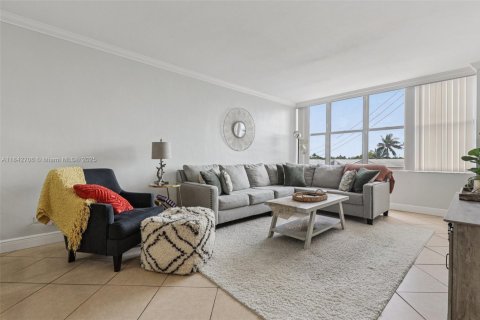Condo in Miami Beach, Florida, 2 bedrooms  № 1836238 - photo 27