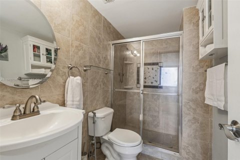 Condo in Miami Beach, Florida, 2 bedrooms  № 1836238 - photo 29