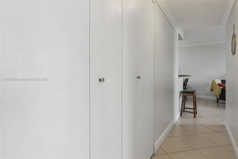 Condo in Miami Beach, Florida, 2 bedrooms  № 1836238 - photo 8