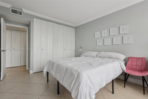 Condo in Miami Beach, Florida, 2 bedrooms  № 1836238 - photo 12