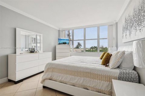 Condo in Miami Beach, Florida, 2 bedrooms  № 1836238 - photo 14