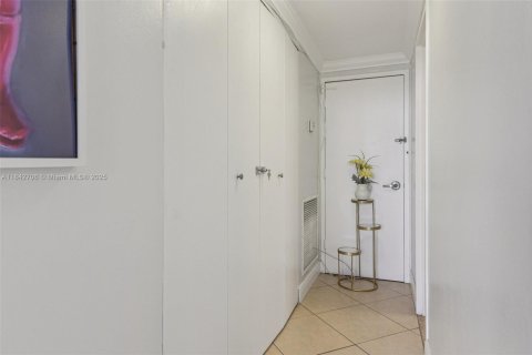 Condo in Miami Beach, Florida, 2 bedrooms  № 1836238 - photo 22