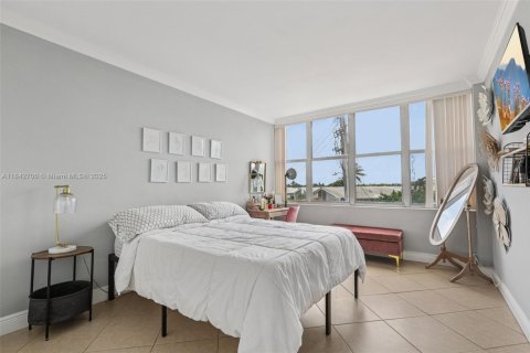 Condo in Miami Beach, Florida, 2 bedrooms  № 1836238 - photo 10
