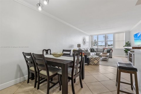 Condo in Miami Beach, Florida, 2 bedrooms  № 1836238 - photo 18