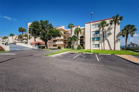 Condo in Saint Petersburg, Florida, 2 bedrooms  № 2386212 - photo 17