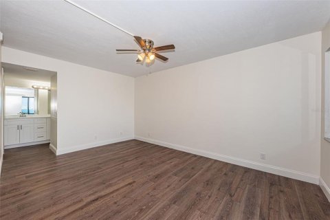 Condo in Saint Petersburg, Florida, 2 bedrooms  № 2386212 - photo 30