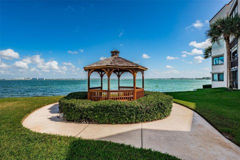 Condo in Saint Petersburg, Florida, 2 bedrooms  № 2386212 - photo 4
