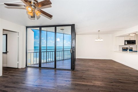 Condo in Saint Petersburg, Florida, 2 bedrooms  № 2386212 - photo 11