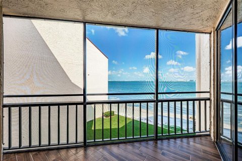 Condo in Saint Petersburg, Florida, 2 bedrooms  № 2386212 - photo 9