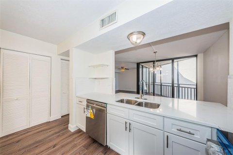 Condo in Saint Petersburg, Florida, 2 bedrooms  № 2386212 - photo 25