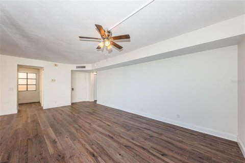 Condo in Saint Petersburg, Florida, 2 bedrooms  № 2386212 - photo 21