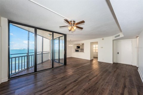 Condo in Saint Petersburg, Florida, 2 bedrooms  № 2386212 - photo 8