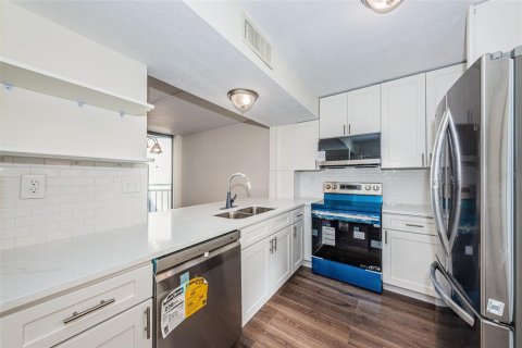 Condo in Saint Petersburg, Florida, 2 bedrooms  № 2386212 - photo 2