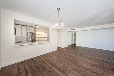 Condo in Saint Petersburg, Florida, 2 bedrooms  № 2386212 - photo 14