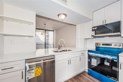 Condo in Saint Petersburg, Florida, 2 bedrooms  № 2386212 - photo 26