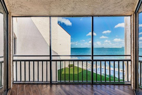Condo in Saint Petersburg, Florida, 2 bedrooms  № 2386212 - photo 7