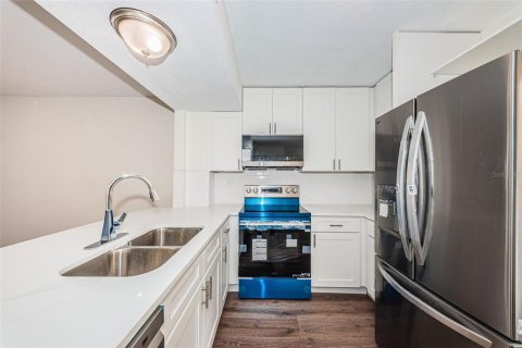 Condo in Saint Petersburg, Florida, 2 bedrooms  № 2386212 - photo 24