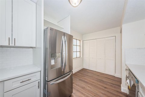 Condo in Saint Petersburg, Florida, 2 bedrooms  № 2386212 - photo 27