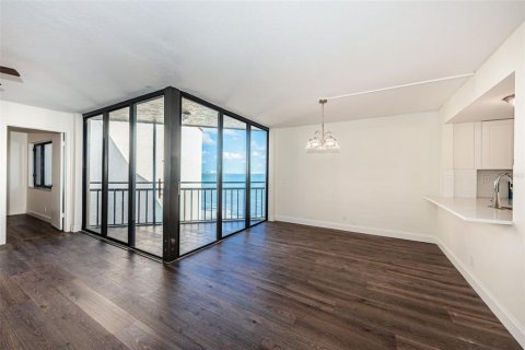 Condo in Saint Petersburg, Florida, 2 bedrooms  № 2386212 - photo 13