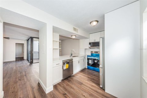 Condo in Saint Petersburg, Florida, 2 bedrooms  № 2386212 - photo 29
