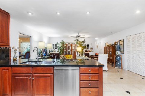 House in Palmetto Bay, Florida 5 bedrooms, 267.56 sq.m. № 2080475 - photo 8
