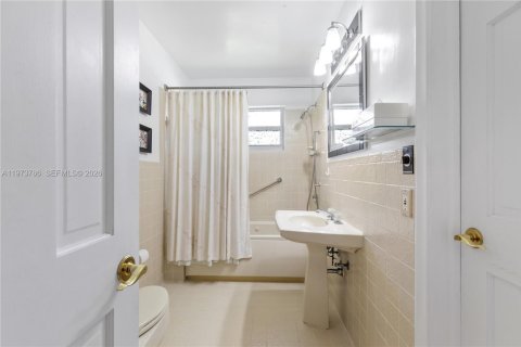 House in Palmetto Bay, Florida 5 bedrooms, 267.56 sq.m. № 2080475 - photo 23