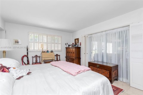 House in Palmetto Bay, Florida 5 bedrooms, 267.56 sq.m. № 2080475 - photo 28