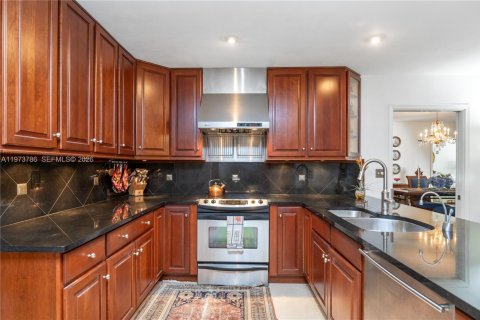 House in Palmetto Bay, Florida 5 bedrooms, 267.56 sq.m. № 2080475 - photo 11