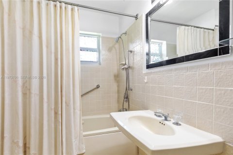 House in Palmetto Bay, Florida 5 bedrooms, 267.56 sq.m. № 2080475 - photo 24