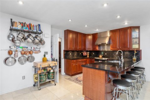 House in Palmetto Bay, Florida 5 bedrooms, 267.56 sq.m. № 2080475 - photo 10