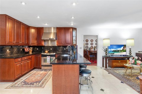 House in Palmetto Bay, Florida 5 bedrooms, 267.56 sq.m. № 2080475 - photo 9