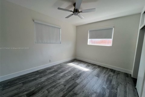 House in Hollywood, Florida 4 bedrooms, 140.75 sq.m. № 1706112 - photo 13