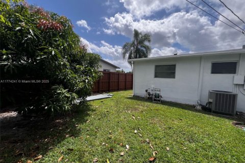 House in Hollywood, Florida 4 bedrooms, 140.75 sq.m. № 1706112 - photo 16