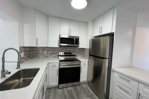 House in Hollywood, Florida 4 bedrooms, 140.75 sq.m. № 1706112 - photo 9