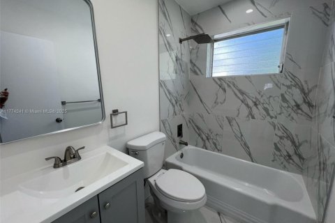 House in Hollywood, Florida 4 bedrooms, 140.75 sq.m. № 1706112 - photo 14