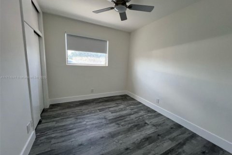 House in Hollywood, Florida 4 bedrooms, 140.75 sq.m. № 1706112 - photo 12