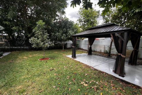 House in Hollywood, Florida 4 bedrooms, 140.75 sq.m. № 1706112 - photo 17