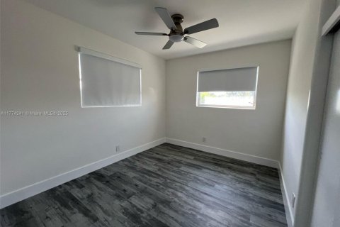 House in Hollywood, Florida 4 bedrooms, 140.75 sq.m. № 1706112 - photo 6